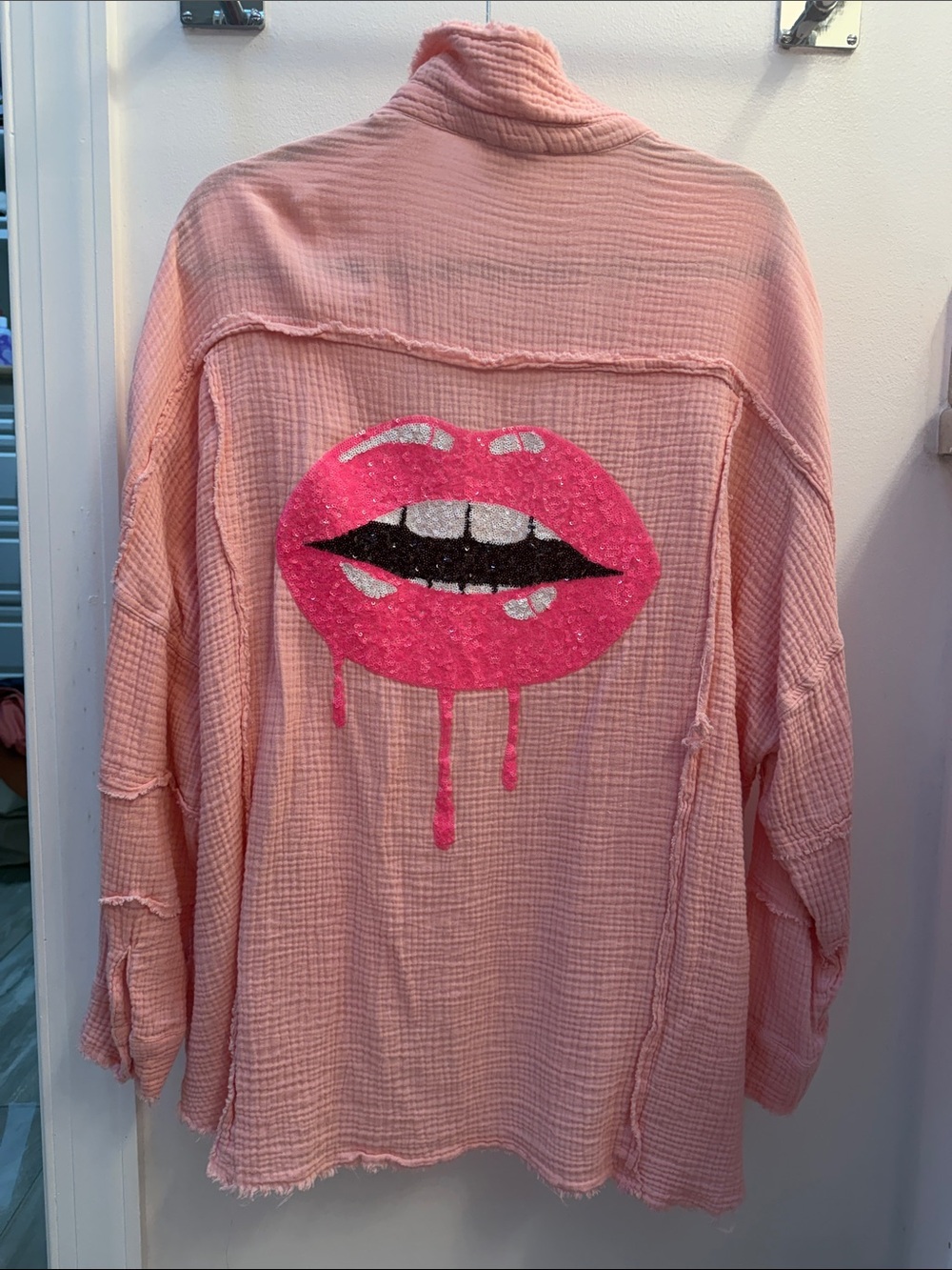 Boutique Pink Women’s L Sequin Lips Lightweight Shirt